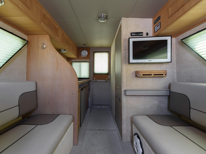 <span style="font-weight: bold;">Обшивка и ремонт салонов</span>